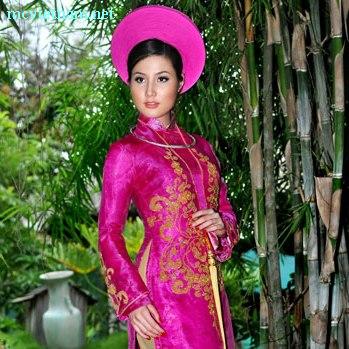 MC Diễm My duyên dáng với áo dài
