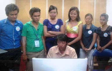 Các thí sinh tham quan quy trình sản xuất chương trình truyền hình của Đài PT-TH tỉnh