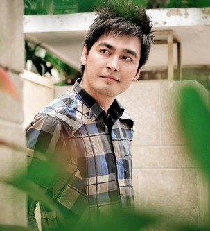 Vẻ lãng tử của MC Phan Anh