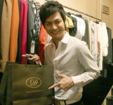 Cùng MC Phan Anh shopping quà Valentine