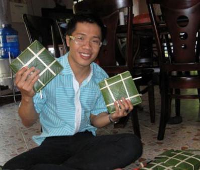 MC Quốc Bình gói bánh chưng rất khéo